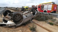 Un muerto y dos heridos tras salirse de la vía un turismo en la AP