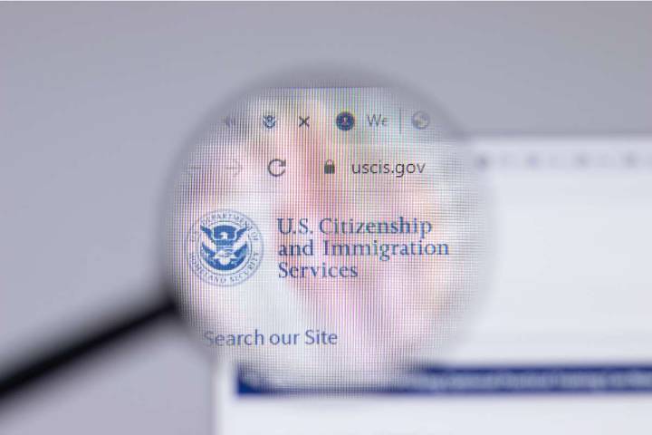 Cambios de USCIS que hacen más difícil ser ciudadano en 2025