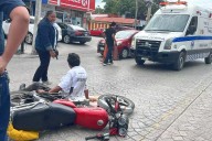 Conductor de van turística se pasa la luz roja y arrolla a motociclista en avenida Uxmal, Quintana Roo