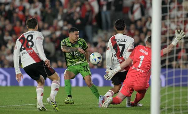 Con Armani como héroe en los penales, River pasó a cuartos de la Copa y jugará con Palmeiras