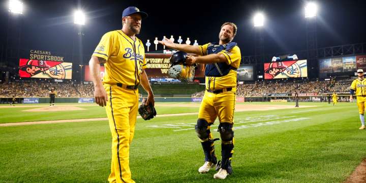 White Sox A.J. Pierzynski, Mark Buehrle play with Savannah Bananas