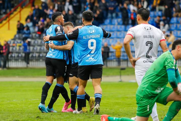 Con agónico autogol: Huachipato sufre, pero vence a La Calera y vuelve al triunfo en el Campeonato Nacional