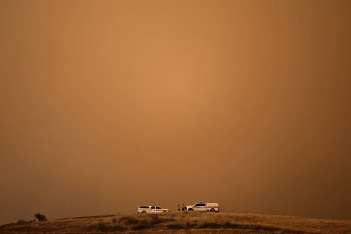 Dos incendios forestales avanzan en California, aunque Los Ángeles retira orden de evacuar
