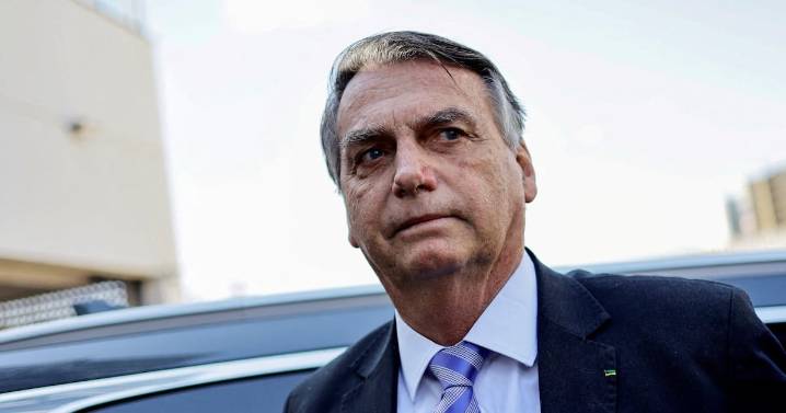 Bolsonaro niega tener intención de huir de Brasil y exige que se revoque su arresto domiciliario