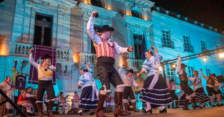 Almería 'presume' de sus costumbres con una gala de indumentaria tradicional