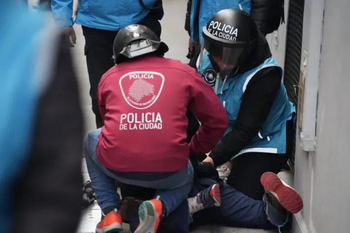 Dos fotógrafas fueron detenidas por la Policía en una nueva marcha de jubilados frente al Congreso