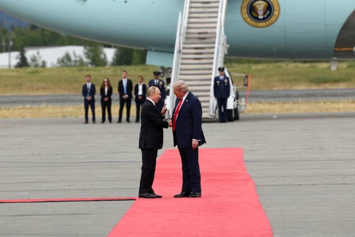 Trump recibió a Putin con alfombra roja en la base militar de Alaska para cumbre bilateral