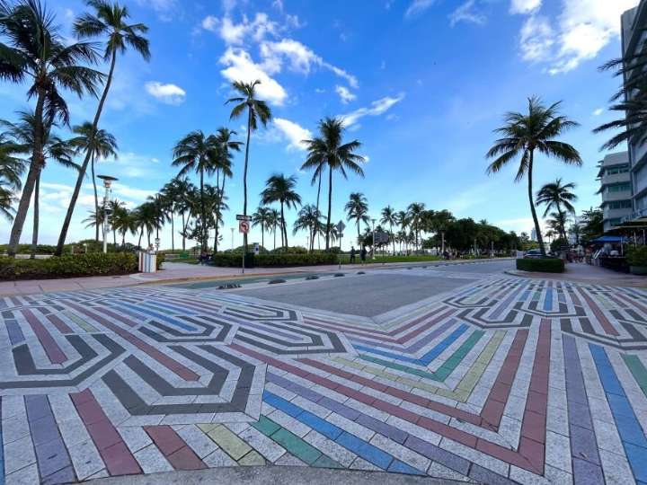 FDOT exige a Miami Beach eliminar paso peatonal con colores del arcoíris