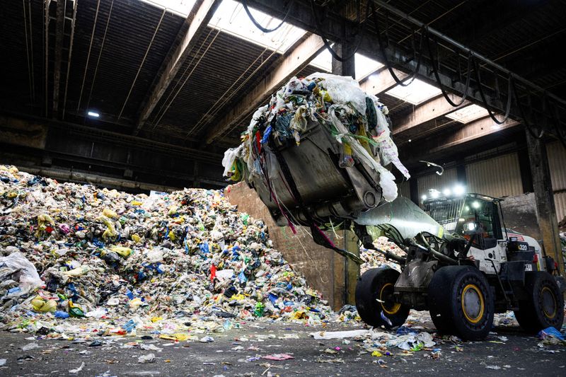 Countries race for late breakthrough in deadlocked plastic pollution talks