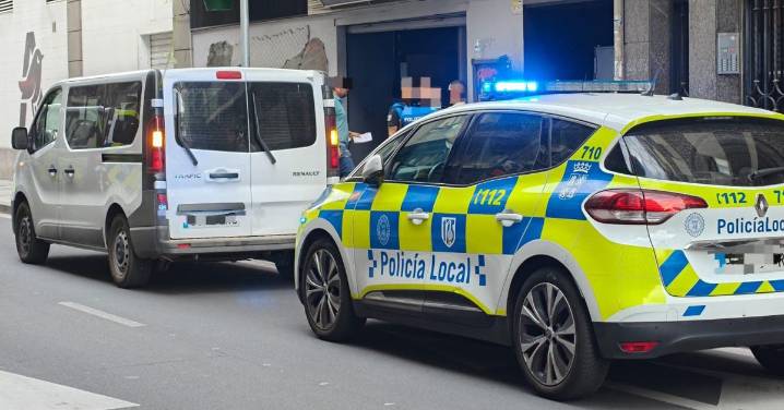 Presencia de la Policía Local de Salamanca en un establecimiento de la calle Álvaro Gil tras una reyerta