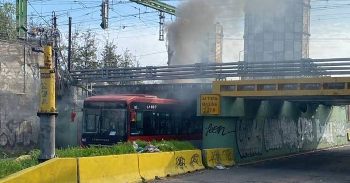 Bus eléctrico del sistema RED se incendia tras quedar atrapado en paso bajo nivel en Estación Central