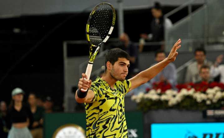 Carlos Alcaraz pasa a octavos en el US Open, pero sufre molestia en rodilla