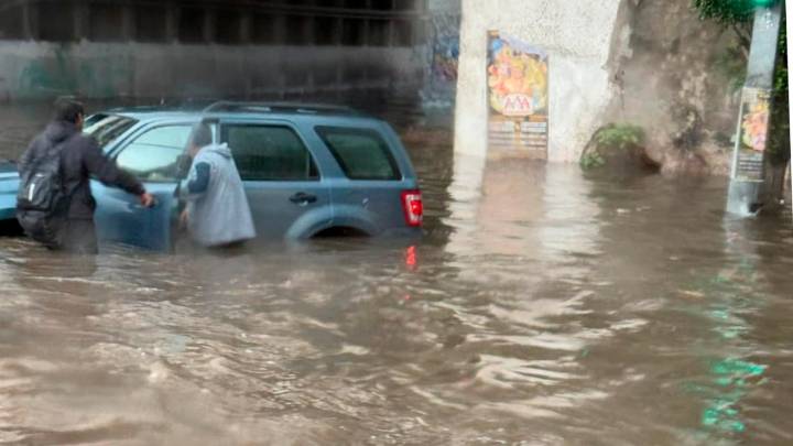 Vehículos atrapados en el puente Finsa e inundaciones en el centro comercial Explanada, provoca la lluvia de este lunes