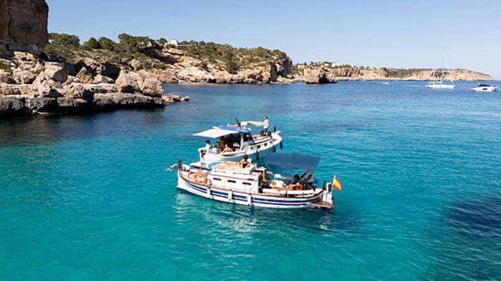 Los 'bares flotantes' se apoderan del mar en Formentera con precios abusivos