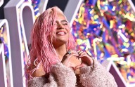 Karol G es la primera estrella invitada latina en el cabaré Crazy Horse de París