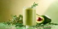 Cómo preparar un smoothie de aguacate y romero, una receta saludable y fresca