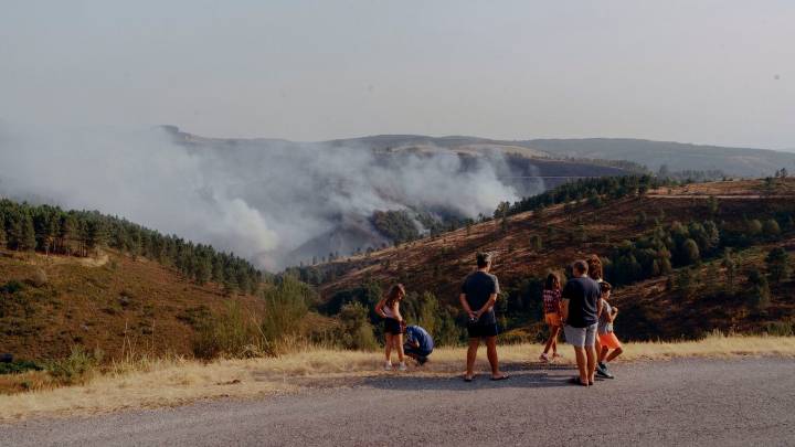 Más de 1.700 hectáreas arden este lunes en Galicia