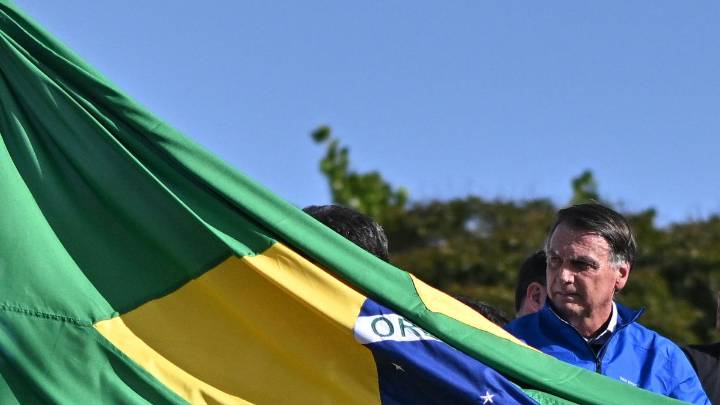 Ordenan arresto domiciliario de Jair Bolsonaro en Brasil