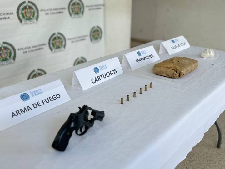 TRAUMÁTICA CON CARTUCHOS MODIFICADOS, COCAÍNA Y MARIHUANA, INCAUTA LA POLICÍA A SUJETO EN EL GUAINÍA
