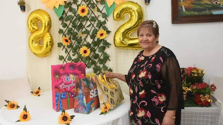 Le desean feliz cumpleaños a Silveria García Acosta