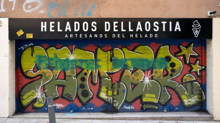 Los barceloneses se oponen al acoso a la heladería Dellaostia