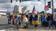Cientos de personas protestan en Alaska contra Putin y en apoyo a Ucrania: acusan al presidente ruso de crímenes de guerra