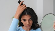 Chau a las canas en segundos: los productos que te salvan cuando no llegás a la peluquería