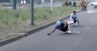 Caída de atletas en silla de ruedas en el Maratón de la CDMX desata críticas por baches