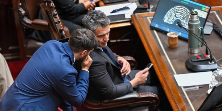 El Gobierno, entre los pases de factura y los dardos a la oposición por la seguidilla de derrotas en el Congreso