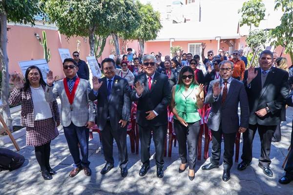 ALCALDE DE TACNA RECIBE PUBLICACIÓN QUE DECLARA A LA CASA ZELA COMO MONUMENTO NACIONAL