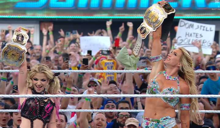 Charlotte Flair y Alexa Bliss son las nuevas campeonas al derrotar a Raquel Rodríguez y Roxanne Pérez