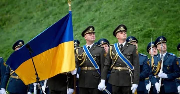 Rusia y Ucrania intercambian prisioneros de guerra, mientras el mundo felicita a Kiev por su independencia