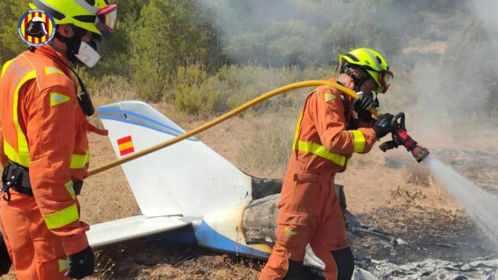 Mueren dos personas al estrellarse una avioneta ultraligera en Requena (Valencia)