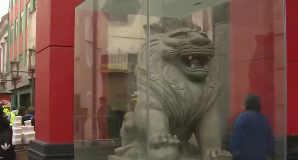 Cercado de Lima: Leones del Barrio Chino ahora están protegidos con vidrio tras constantes actos de vandalismo | PNP 