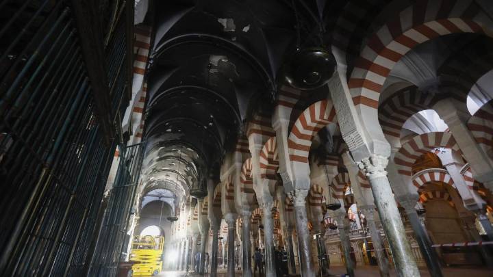 Una capilla colapsada y dos afectadas, balance de daños tras el incendio en la Mezquita