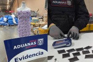 Perro de la PDI halla 600 gramos de cocaína ocultos en vestido: prenda era enviada desde Vitacura a Australia
