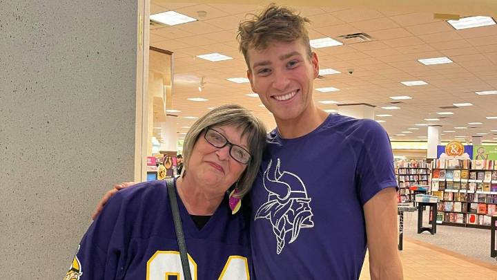 Male cheerleader’s mom says son considered quitting Vikings squad after backlash