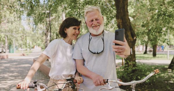 Experiencias silver: las marcas buscan ganarse a los mayores de 60 años con propuestas personalizadas