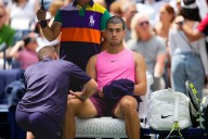 Carlos Alcaraz's brief knee problem at the US Open doesn't slow him down in a win