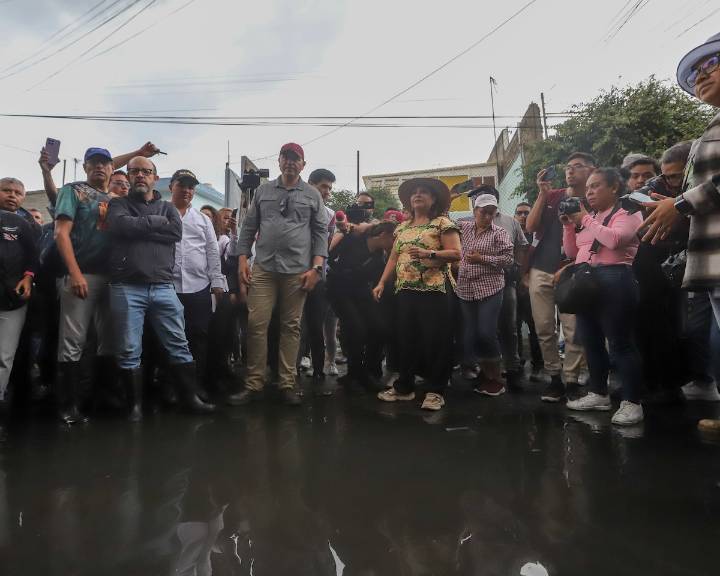 Recorre Brugada zonas anegadas en GAM y V. Carranza; promete atención inmediata y obras de fondo