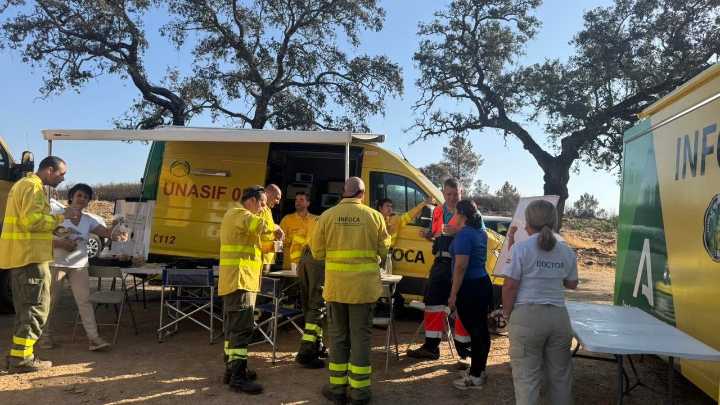 El incendio forestal de Aroche, controlado: el Infoca ya trabaja en extinción total