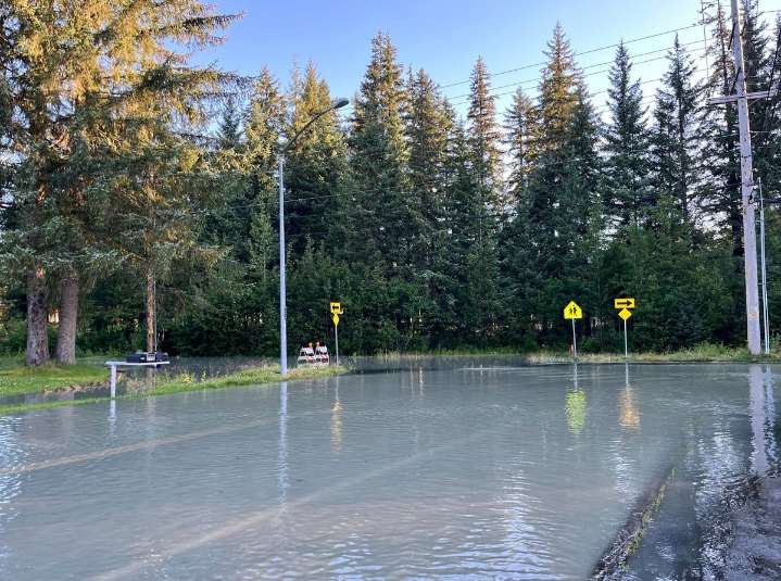 Agua de glaciar causa inundaciones y evacuaciones en Alaska
