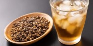 Té mugicha: la infusión japonesa poco conocida que ayuda a desinflamar articulaciones y favorece la digestión