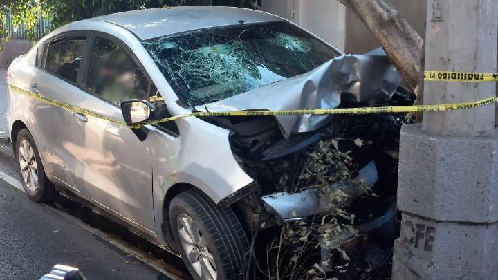 Conductor de automóvil particular choca contra poste y abandona vehículo