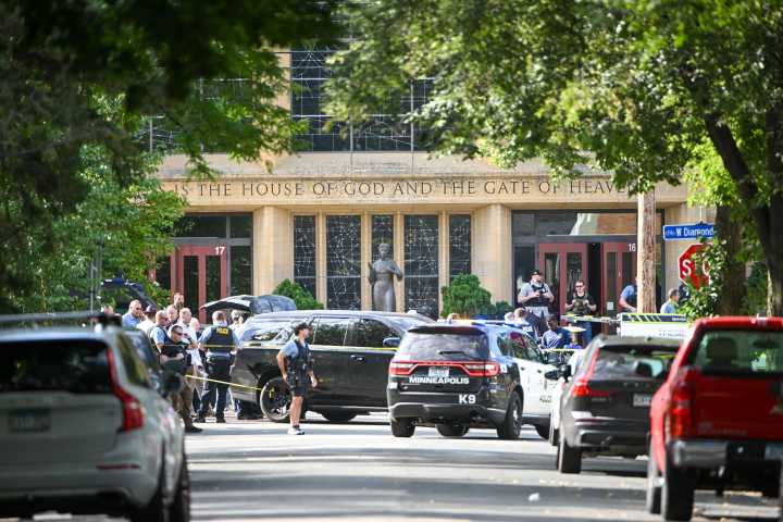Dos niños murieron y 17 personas resultaron heridas, en tiroteo escolar en Minneapolis