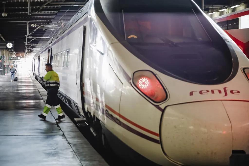 Suspendida la circulación de trenes entre Madrid y Galicia por un incendio cerca de las vías en Ourense