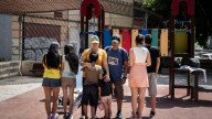 Una familia con 6 niños duerme 4 noches en un parque en plena ola de calor en València