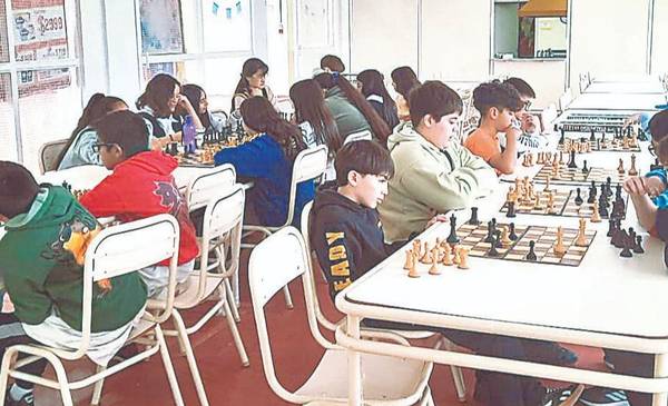 Más de 700 estudiantes participaron de la primera etapa del programa provincial «Ajedrez en el Aula»