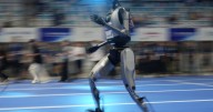 Robots humaoides bailan hip-hop y hacen artes marciales en feria tecnológica