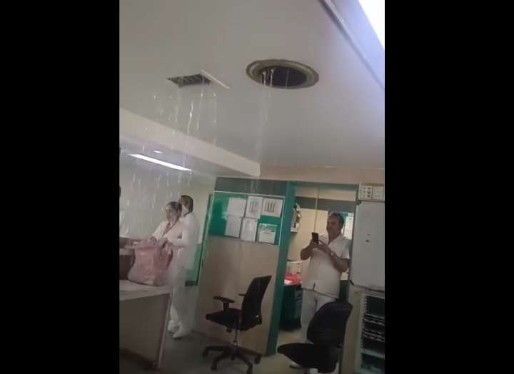 Exhiben en redes mega goteras en el hospital IMSS de Juárez